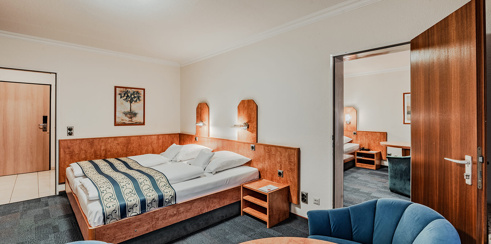 Familienzimmer mit Verbindungstur